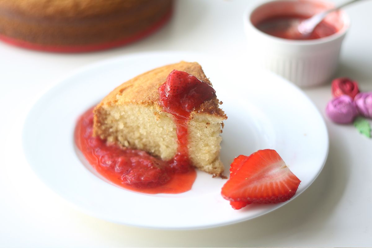 Strawberry Sauce Cake