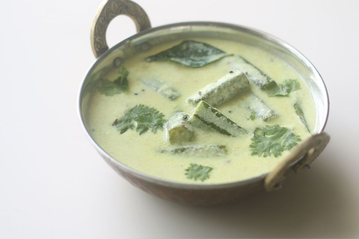 Vendakkai Mor Kuzhambu / Okra Yogurt Gravy